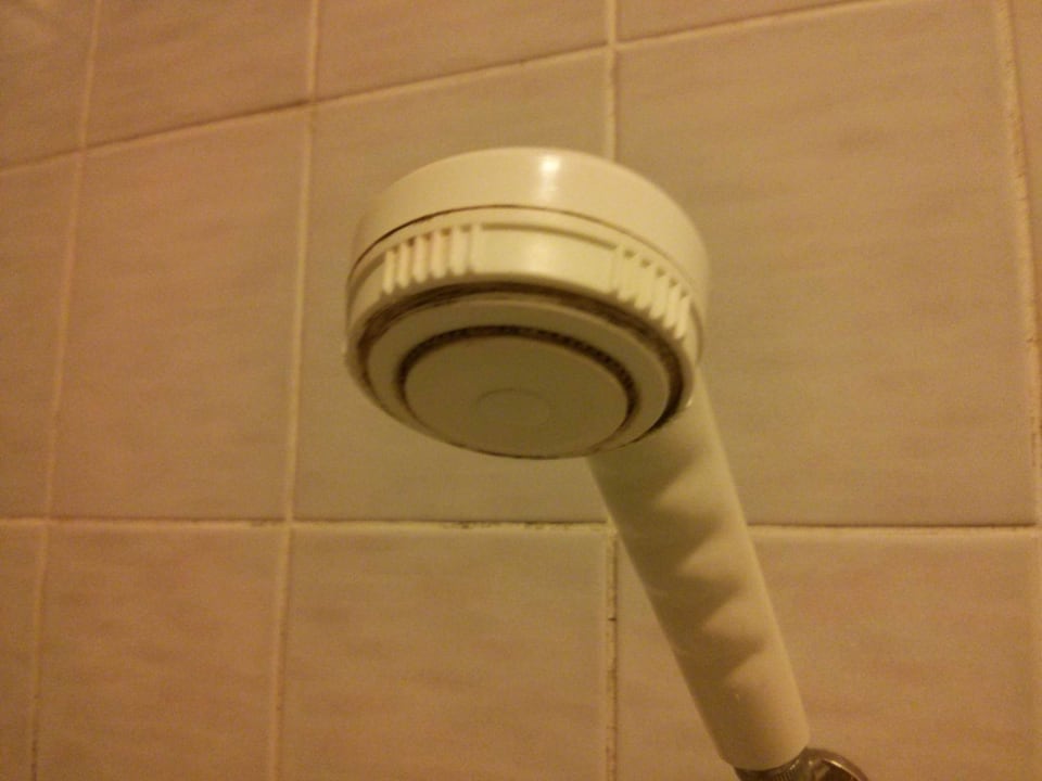 Schimmel am Duschkopf beim Krutzler Genussgasthof & Hotel