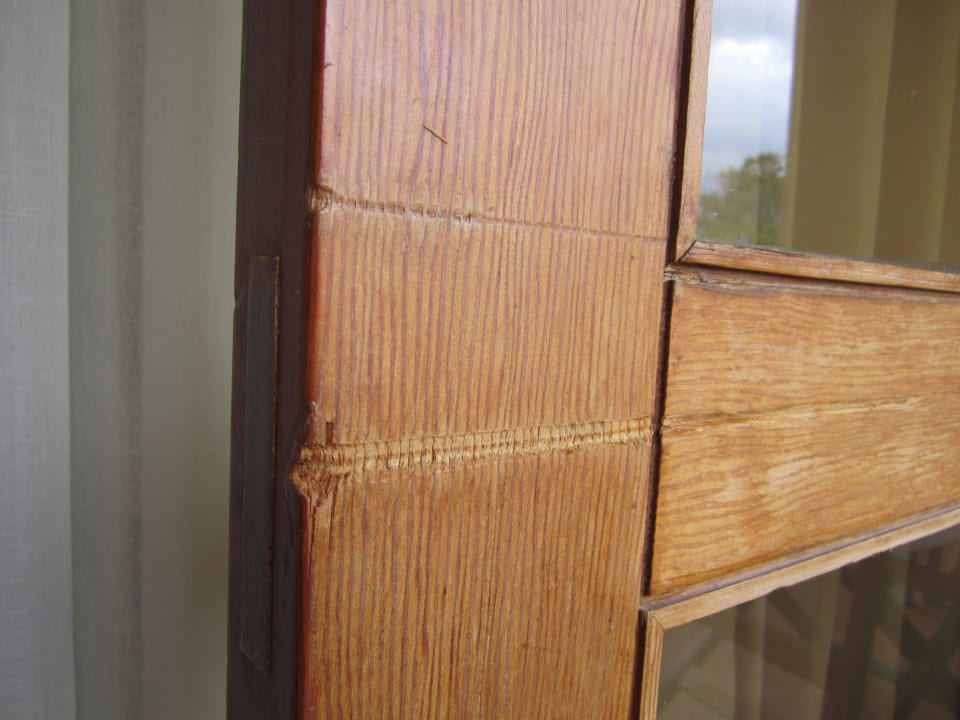 Einbruchsspuren an Bolkontür Kernos Beach Hotel & Bungalows