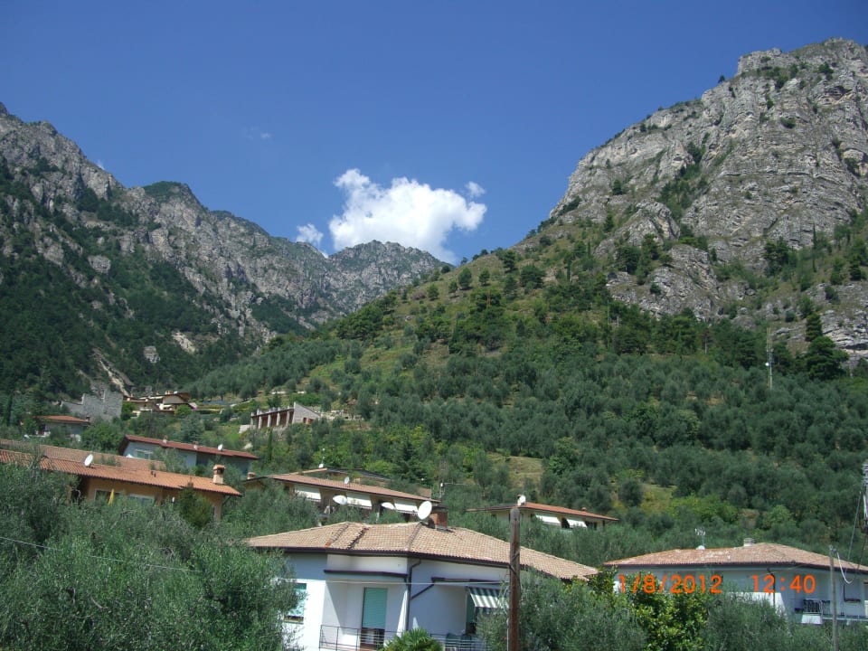 Ausblick vom Hotel in Richtung Berge Hotel Ilma