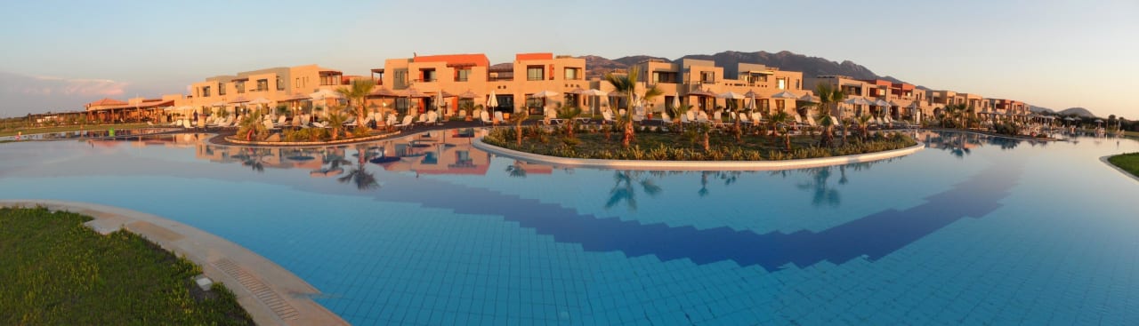 Bungalows und Pool in der Abendsonne Astir Odysseus Kos Resort & Spa