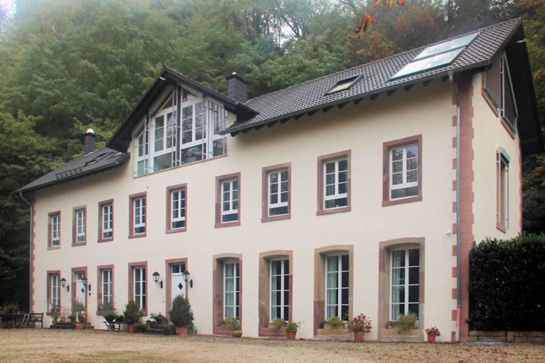 Außenansicht von Zufahrt und Parkplatz Villa Tocksberg