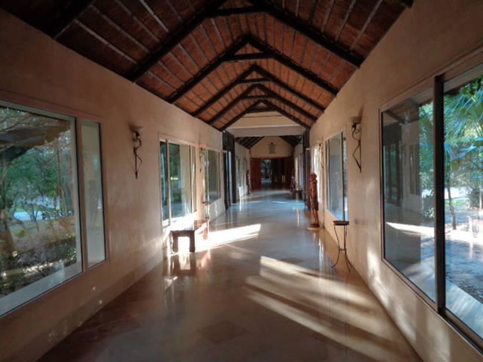 Gang zum Zimmertrakt Hotel Africa Jade Thalasso