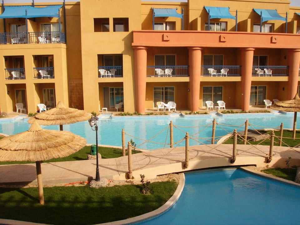 Der Pool und Teil des Hotels Titanic Beach Spa & Aqua Park