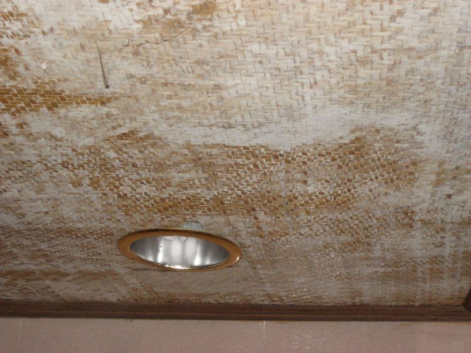 Eine leicht verschimmelte Zimmerdecke! Hotel Tjampuhan