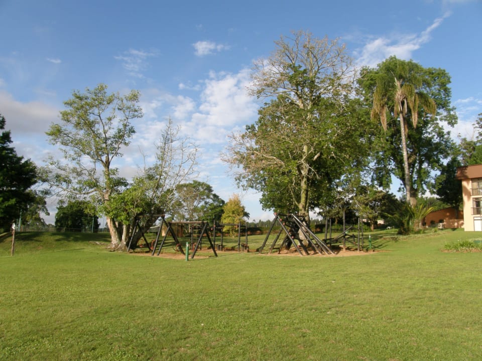 Spielplatz in Sichtweite des Pools Pine Lake Inn