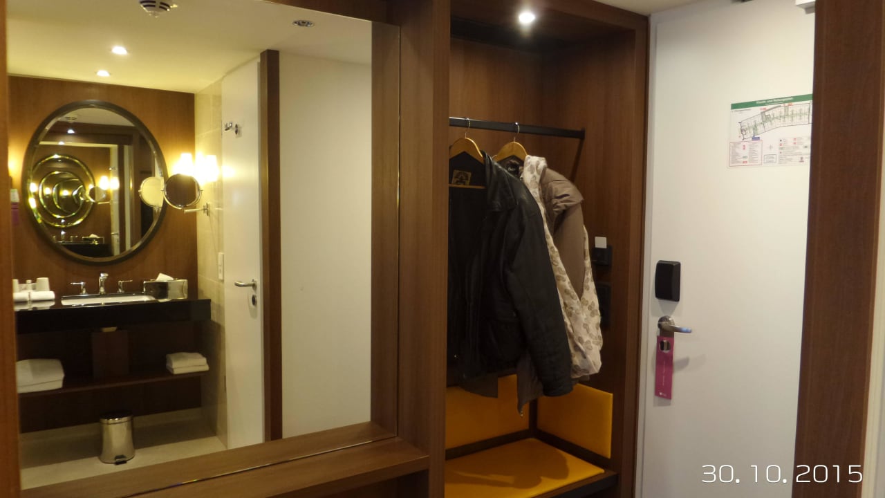 Vorzimmer mit Spiegelblick zum Bad AMERON Hamburg Hotel Speicherstadt