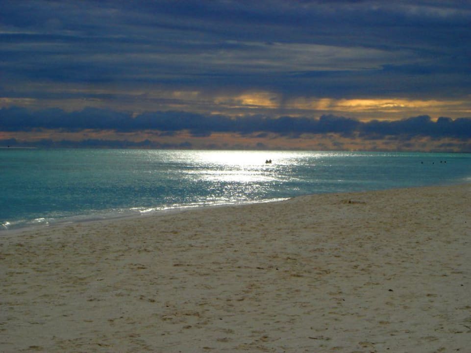 Вечерний пляж Kuredu Island Resort & Spa