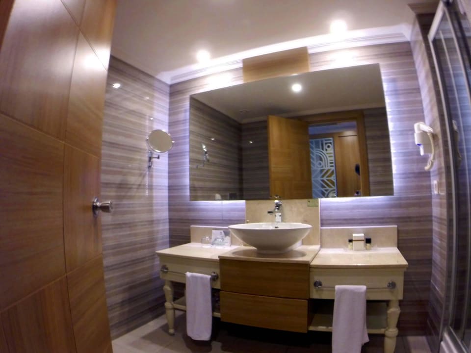 Modernes Bad mit Regen Dusche Hotel Delphin Imperial