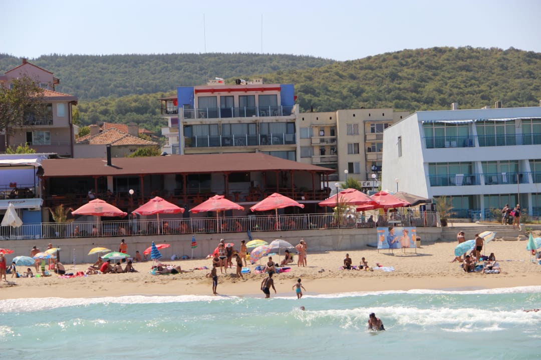 Luca Helios mit Blick auf Irish Pub AluaSun Helios Beach