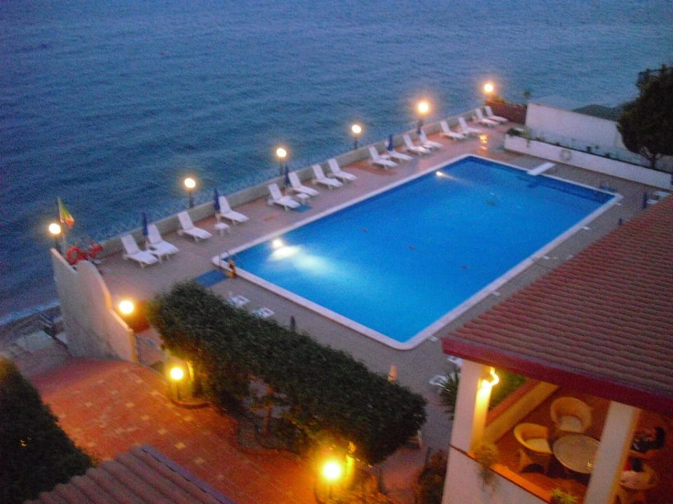 Pool am Abend Park Hotel Silemi