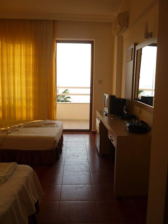 Die Fussabdrücke sind meine eigenen!!  Hotel Ideal Beach