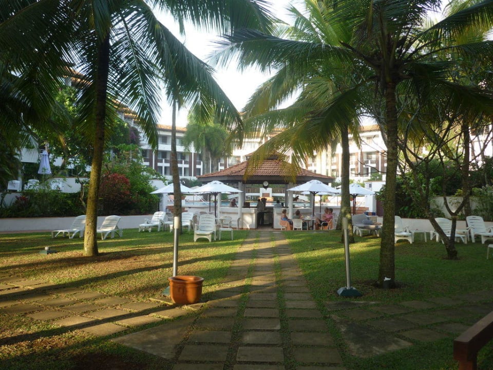 Blick vom Strand auf die Poolbar Hotel Lanka Princess Ayurveda