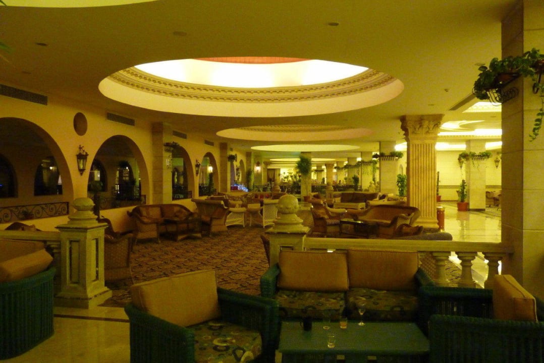 Scöne Sitzmöglichkeiten für den Abend an der Bar Titanic Beach Spa & Aqua Park