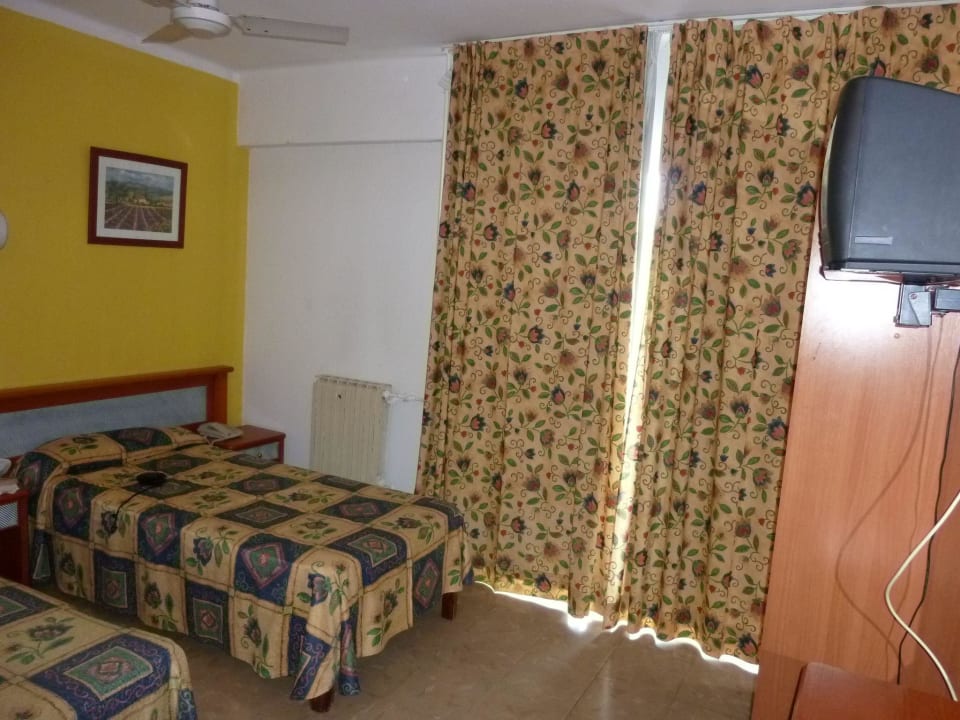 Bett und TV Hotel Marbel