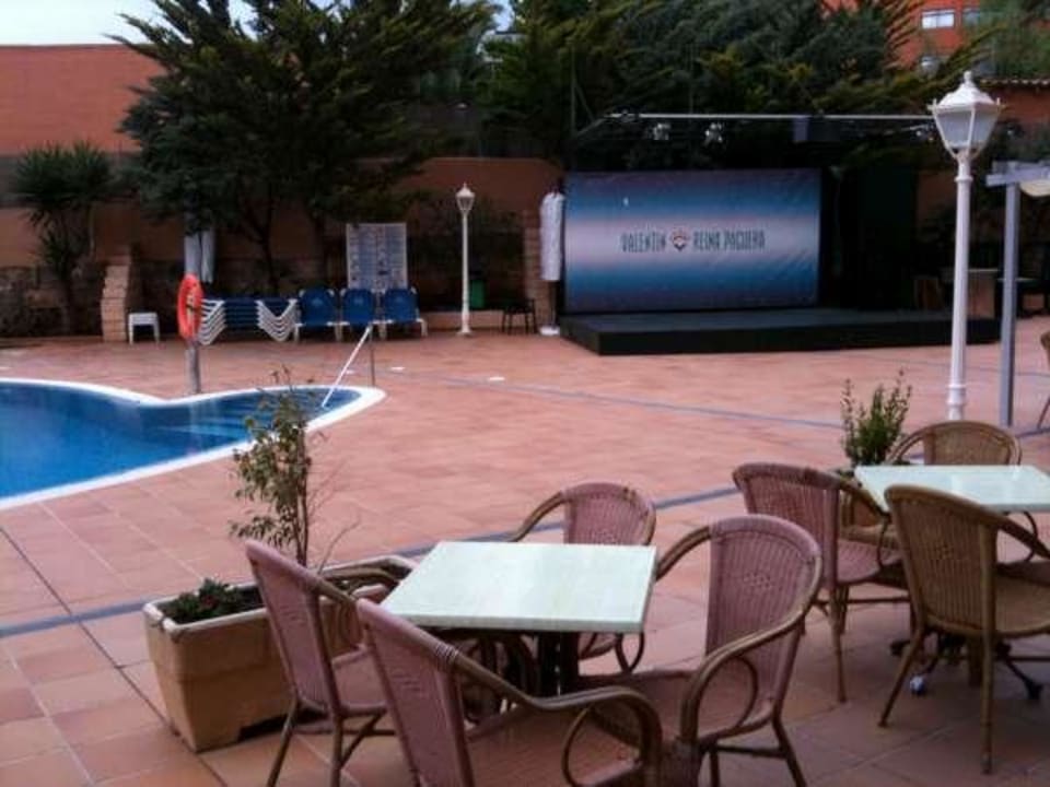 Kleine Bühne neben dem Pool Valentin Reina Paguera