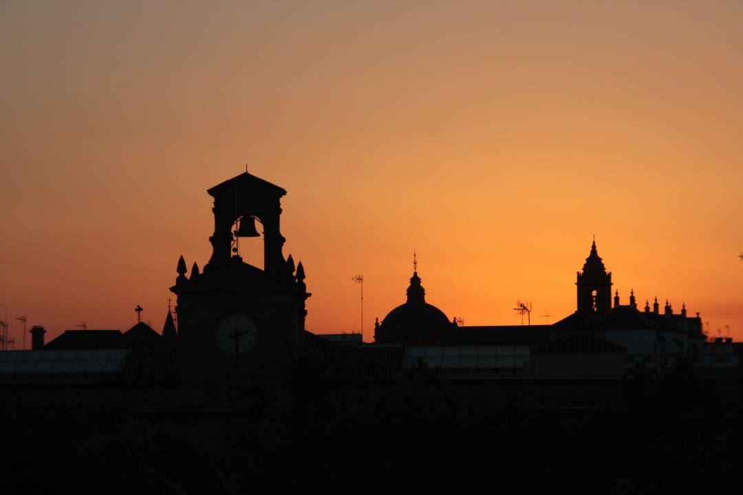 Blick bei Sonnenaufgang über die Plaza Nueva Hotel Inglaterra