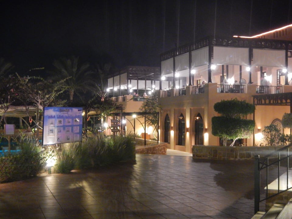 Hauptrestaurant (Außenbereich) bei Nacht Steigenberger Coraya Beach - Adults only