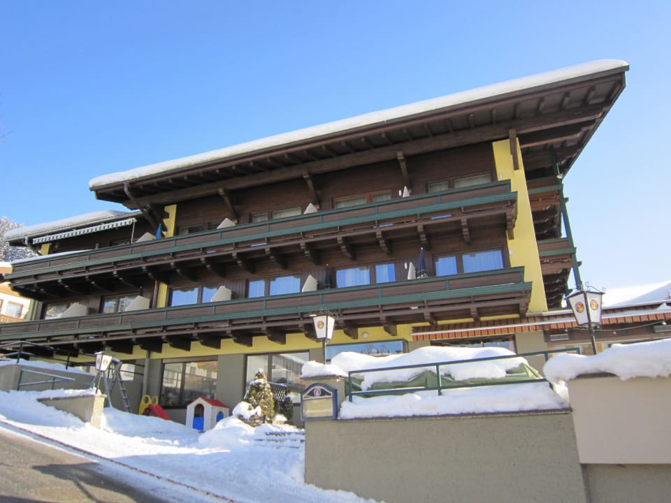 Vorderansicht des Hotels Hotel Enzian