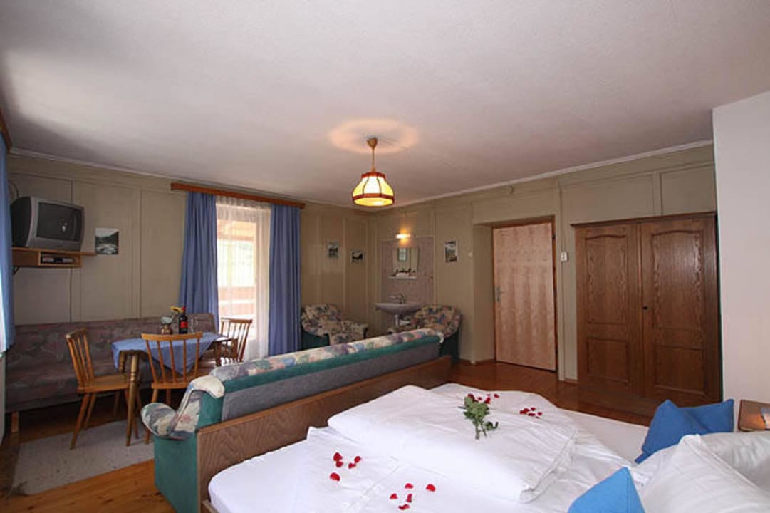 Doppelbett mit Couch Apartmenthaus Öttl