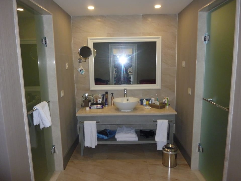 Waschbecken, links die Duche rechts die Toiltte TUI MAGIC LIFE Beldibi +16