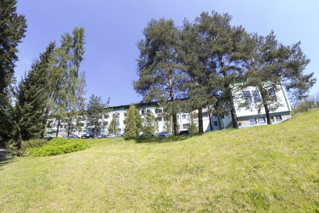 Widok z początku ulicy Bukowej Centrum Rekreacji i Rehabilitacji Jubilat