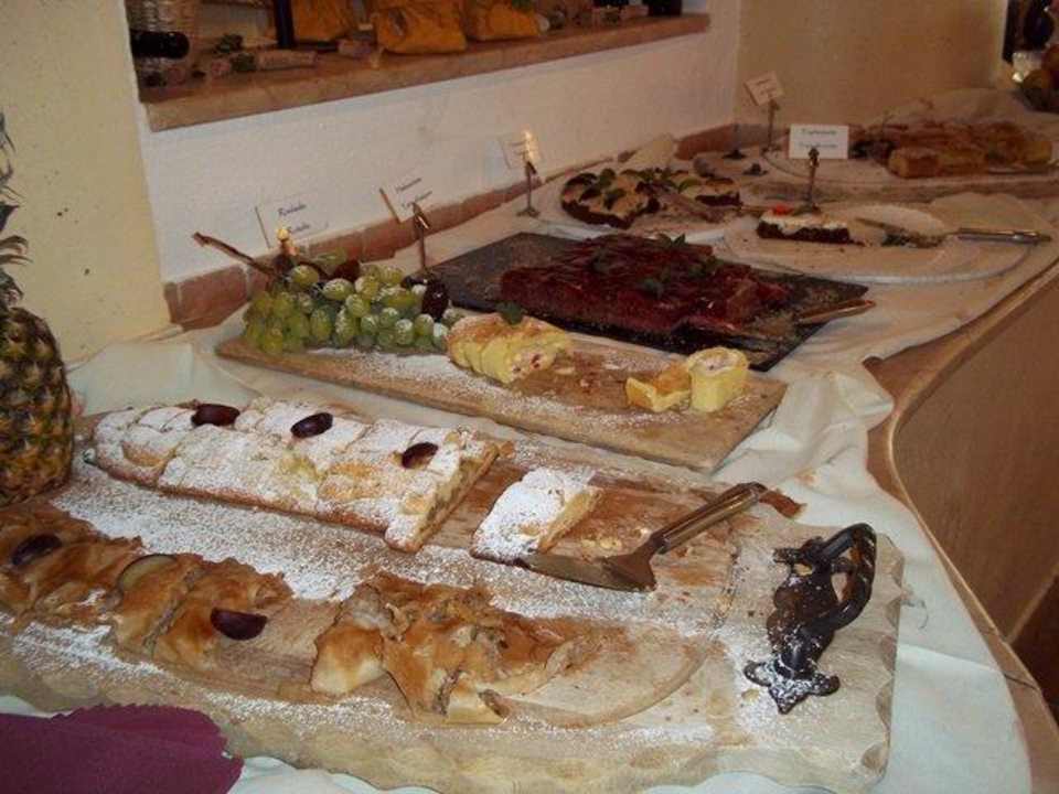 Vitales Mittagsbüffet - diverse Kuchensorten Alphotel Tyrol