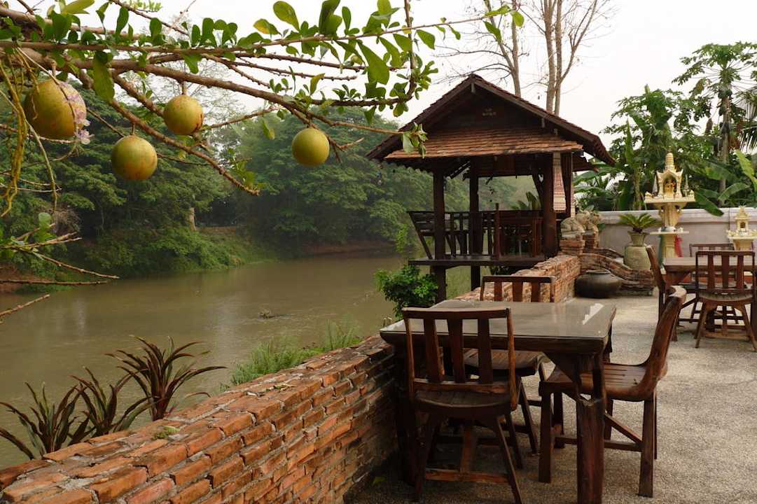 Pavillon und Tischgruppe am Ping River Baan Vartika at Ping