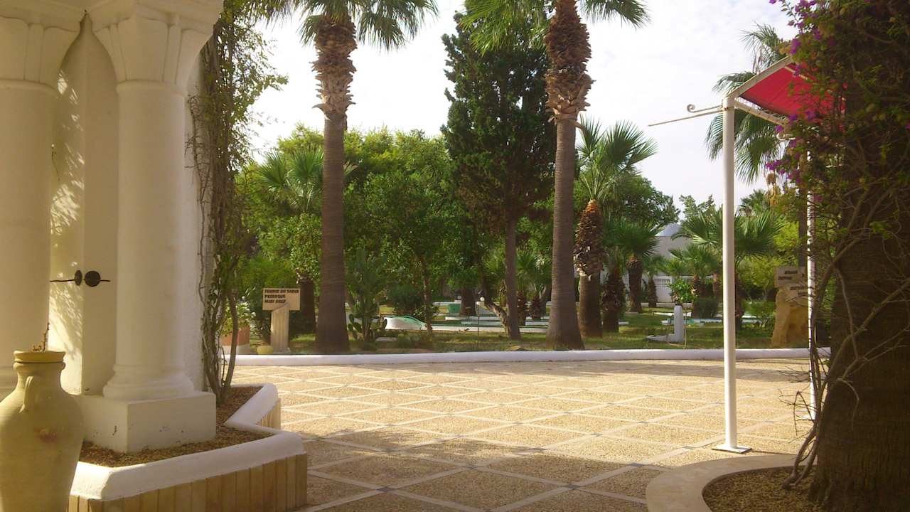 Vor dem Eingang rechts/Grünanlage Alassio Hotel and Thalasso