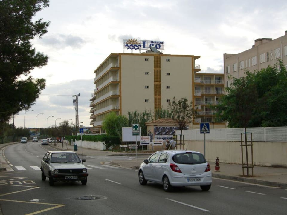 Blick von der Hauptstraße auf das Hotel Leo! Alua Leo
