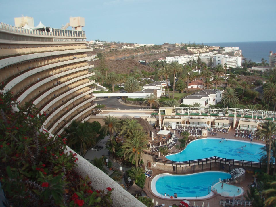 Blick vom Balkon auf die Poolanlage Gloria Palace San Agustin Thalasso & Hotel