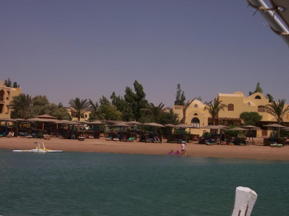 Blick vom Wasser auf das Hotel Three Corners Rihana Resort Deluxe