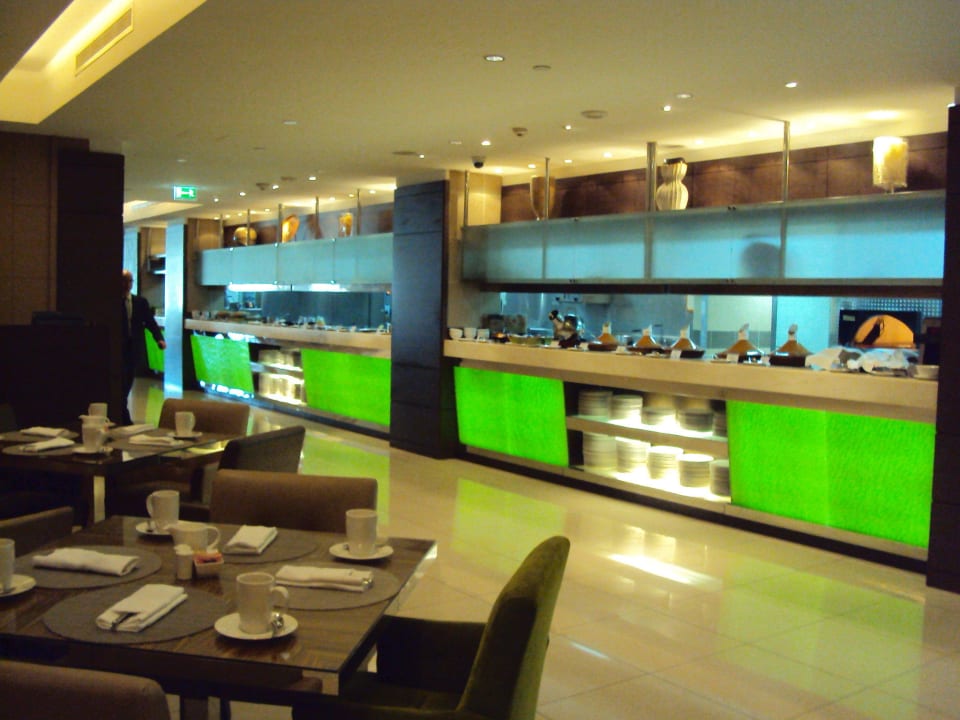 Frühstüchksbüffet Traders Hotel Qaryat Al Beri Abu Dhabi