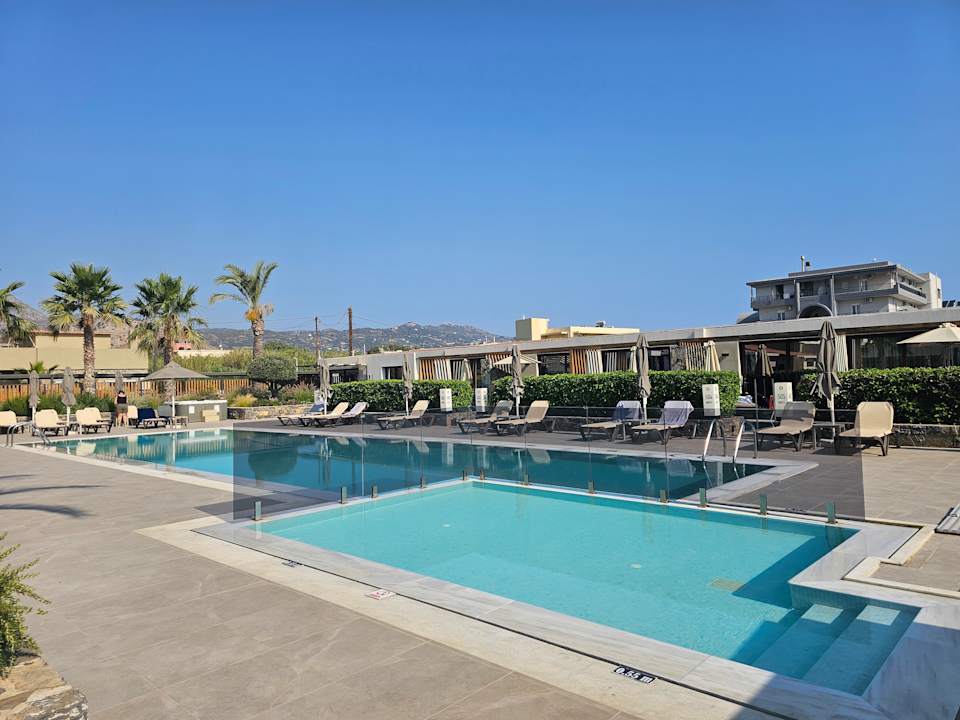 Pool Petousis Hotel & Suites