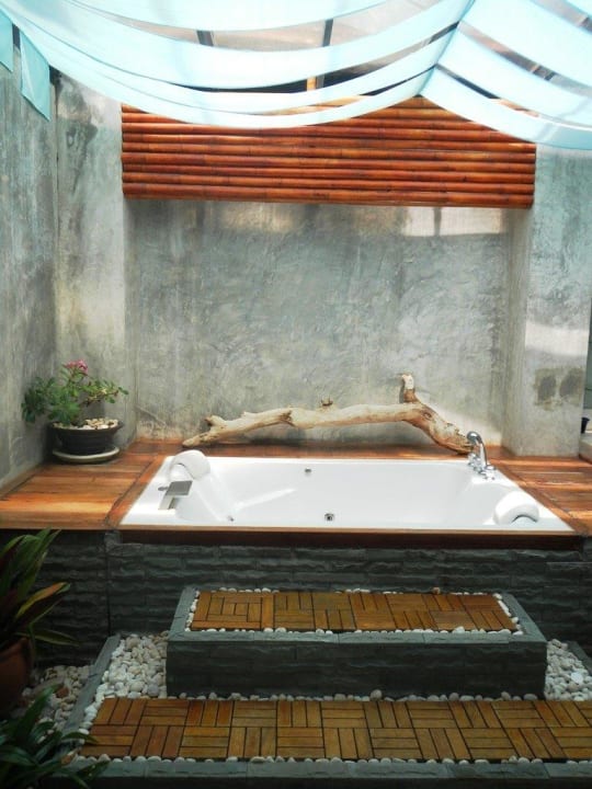 Jacuzzi im Bad The Anda Mani Khaolak Beachfront Villas