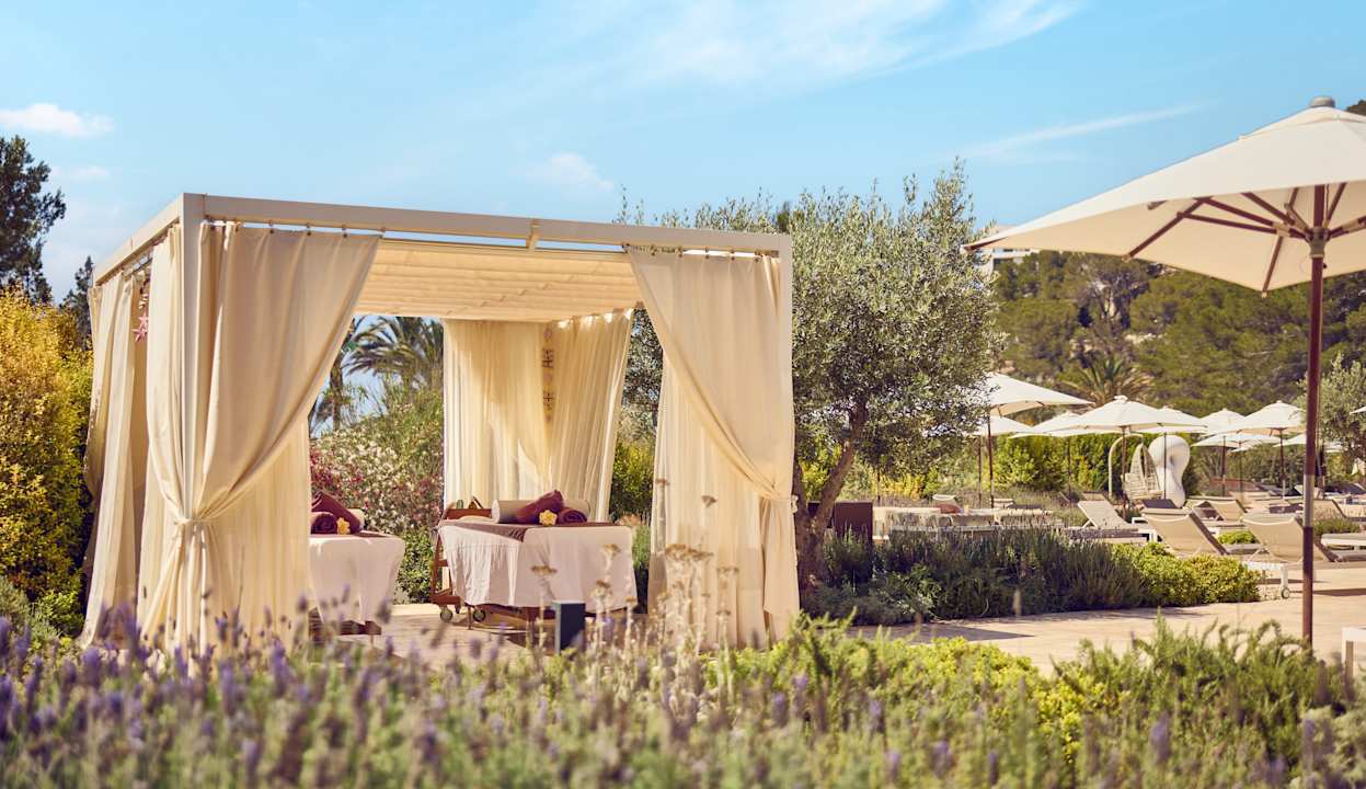 Gartenanlage Cala San Miguel Ibiza Resort, Curio Collection by Hilton