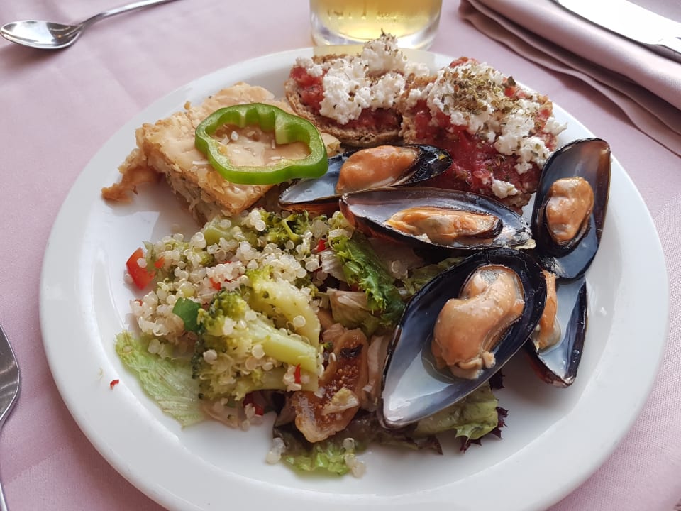 Lecker Abendessen  Anissa Beach & Village