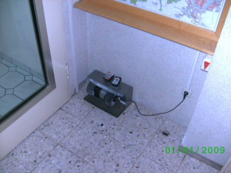 Schuhputzmaschine im Treppenhaus Hotel Apollo