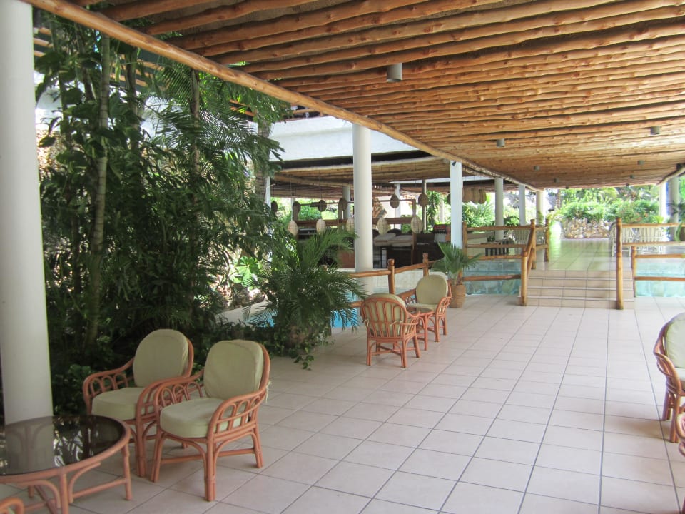 Innere Poolbar und Bar Hotel Traveller's Club