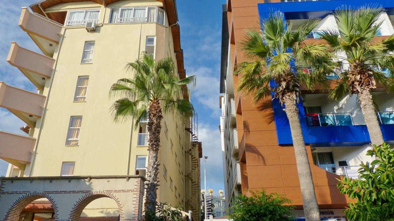 Blick zwischen Hotel Gardenia und dem Nachbarhotel Gardenia Hotel