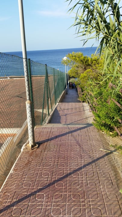 Weg zum Restaurant unebene Treppen  Invisa Figueral Resort Cala Blanca