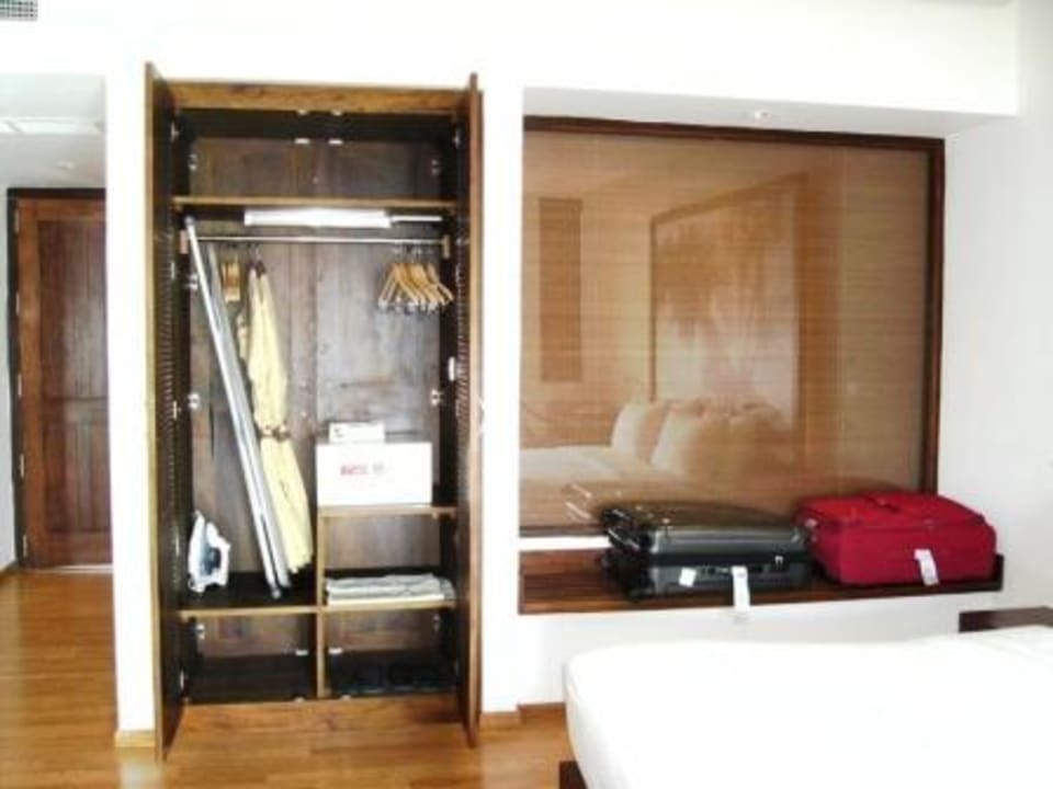 Wandschrank mit Safe Hotel Jetwing Sea