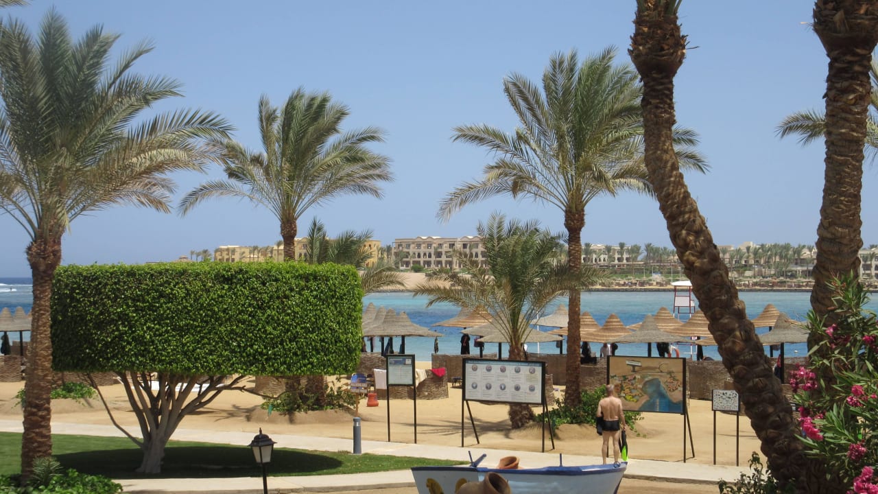 Blick über den Strand zur Bucht Steigenberger Coraya Beach - Adults only