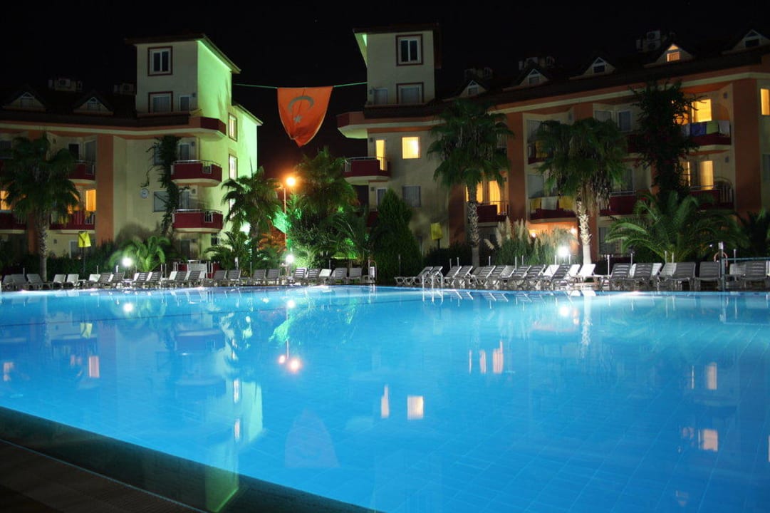 Pool am Abend Hotel Orfeus Park