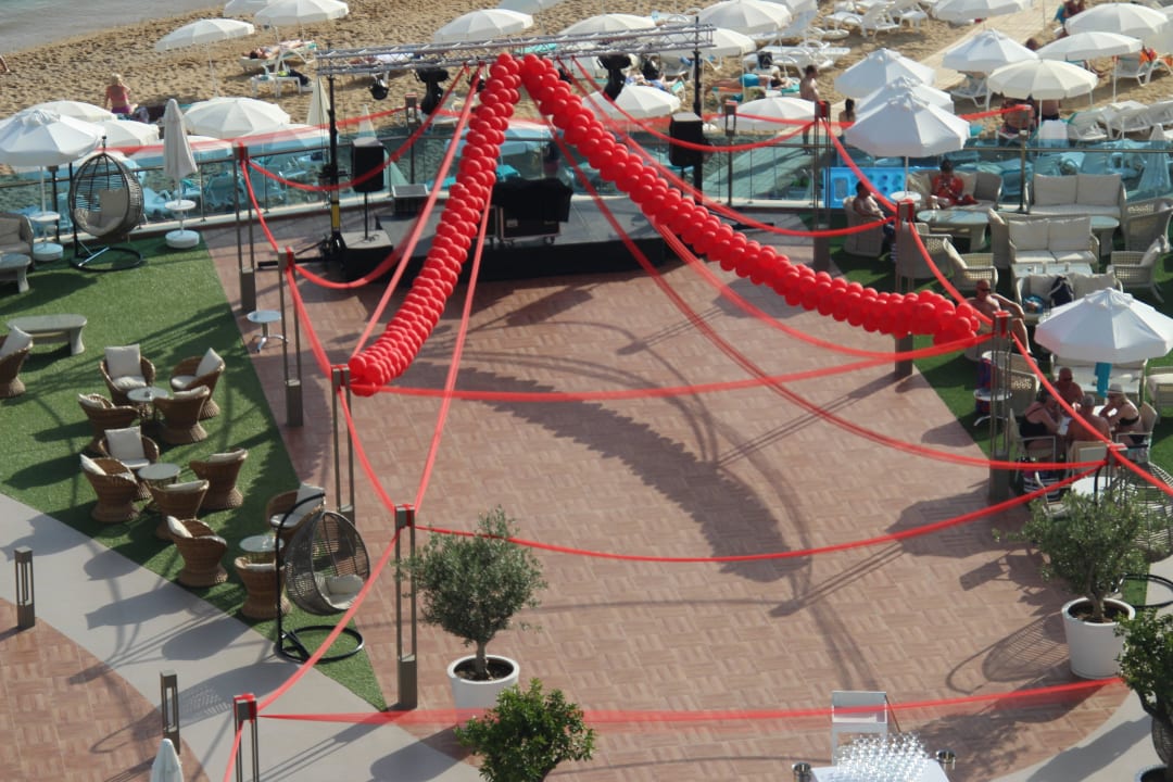 Geschmückt für Poolparty Azura Deluxe Resort & Spa Hotel