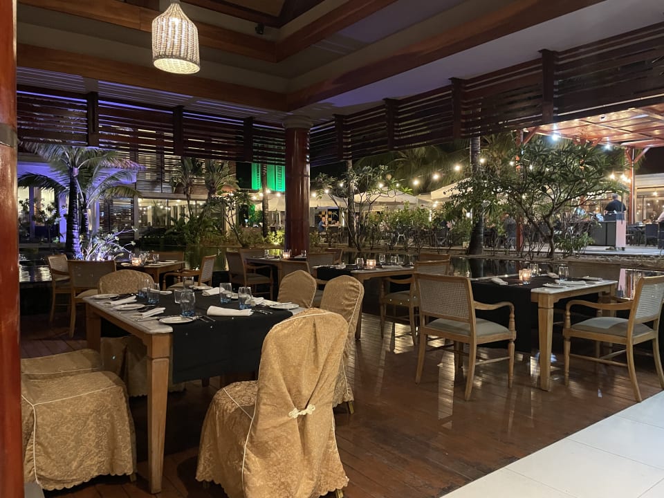 Gastro Crystals Beach Resort Belle Mare, a member of Radisson Individuals