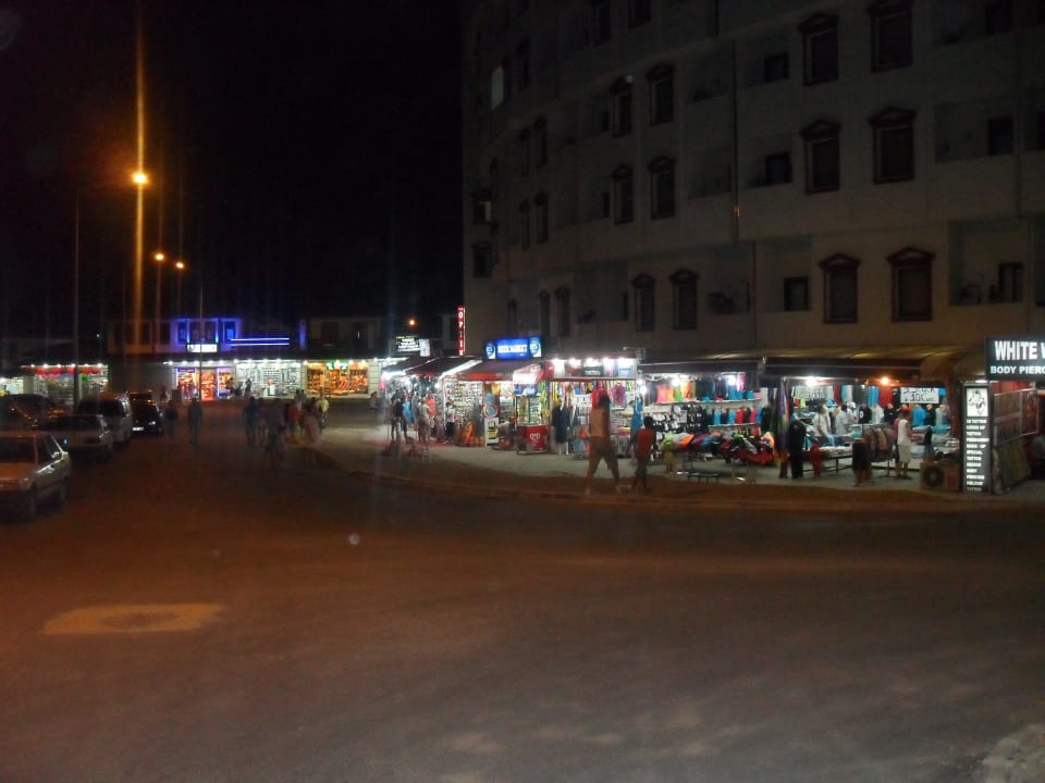 Die Straße vor dem Hotel Hotel Miramare Beach