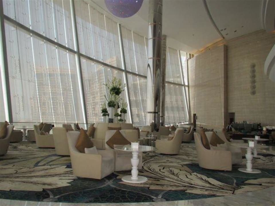 Grosszuegig gestaltete Lobby Conrad Abu Dhabi Etihad Towers