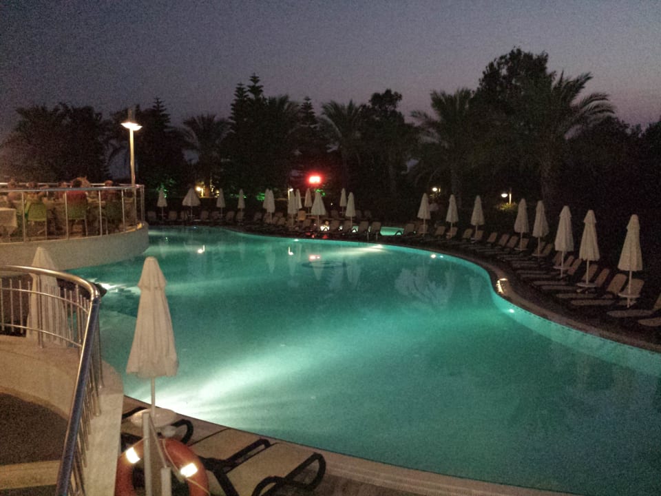Der Pool ist schön beleuchtet Side Sun Hotel