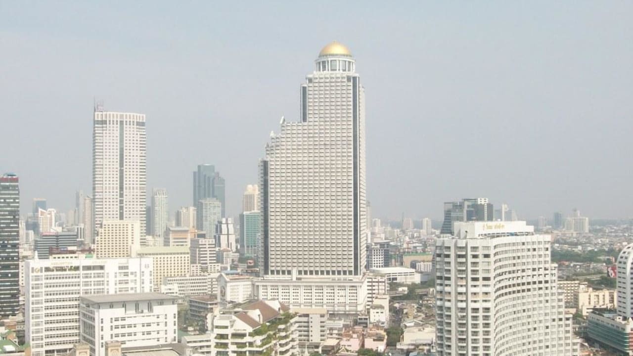 Ausblick vom 28. Stock auf das "Lebua" Hotel The Peninsula Bangkok