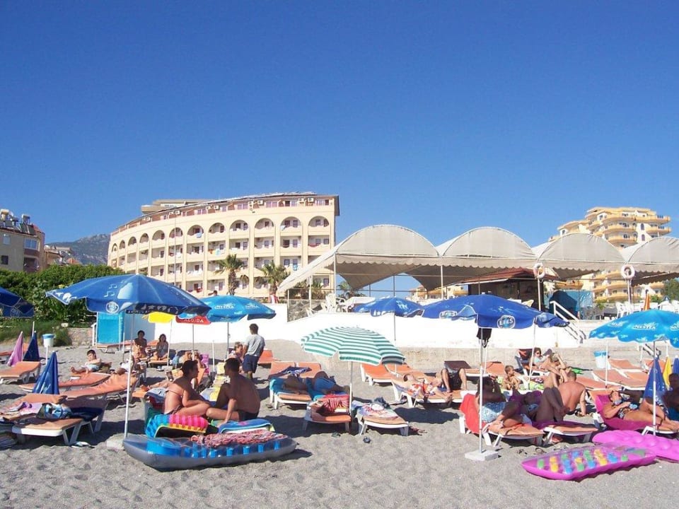 Strand mit Strandbar und Hotelansicht Doris Aytur Hotel